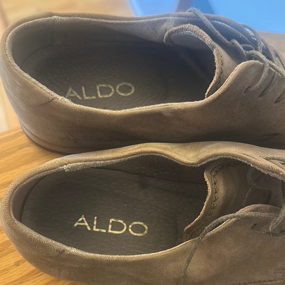 Brown Oxford Suede Shoes with Lace-Up Closure